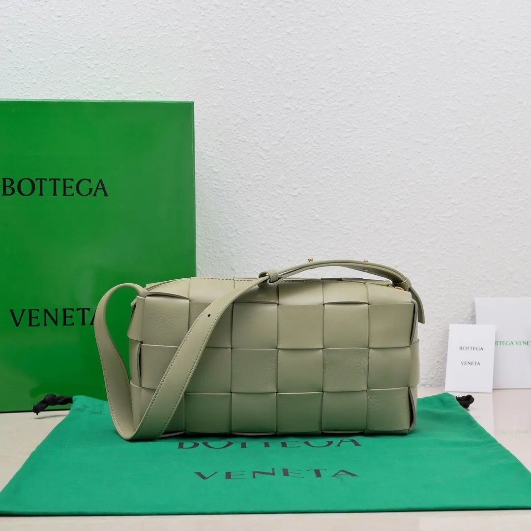 Batch 1460 #B's new model is coming! BRICK CASSETTE armpit bag, the traditional woven logo is instantly recognizable✅ Large grid weaving has always been fashionable, armpit bags are even more fashionable and foreign-style. Elegant big brick🧱 Sheepskin material is light and comfortable, has a huge sense of capacity and space, has a dark layer inside, practical inside, fashionable appearance design, durability and temperament coexist. Elegant big brick, come and plant the same underarm bag from star Zhou Yutong! Size: 24x14x10, model number; 9306#